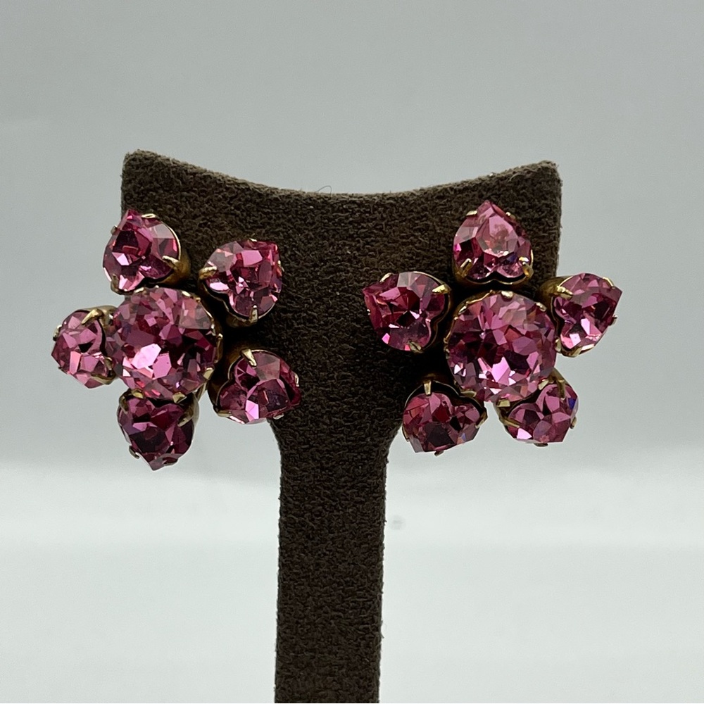 Woman’s Vintage 1960s pink glass heart gold tone prong set clip on Earrings